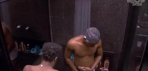  Big Brother Brasil - BBB - Homens Pelados tomando banho juntos